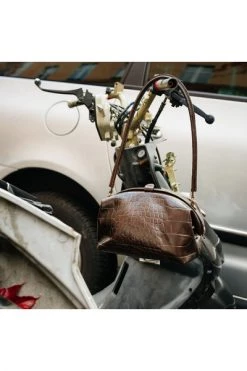 Balagan Schoudertassen Hug Bag Brown -Balagan Winkel 23428c8e4e441daf252765d501ffa2ac