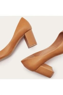 Balagan Almond Pumps Brown -Balagan Winkel b1a0ffb0fc3667599308528c614fba65